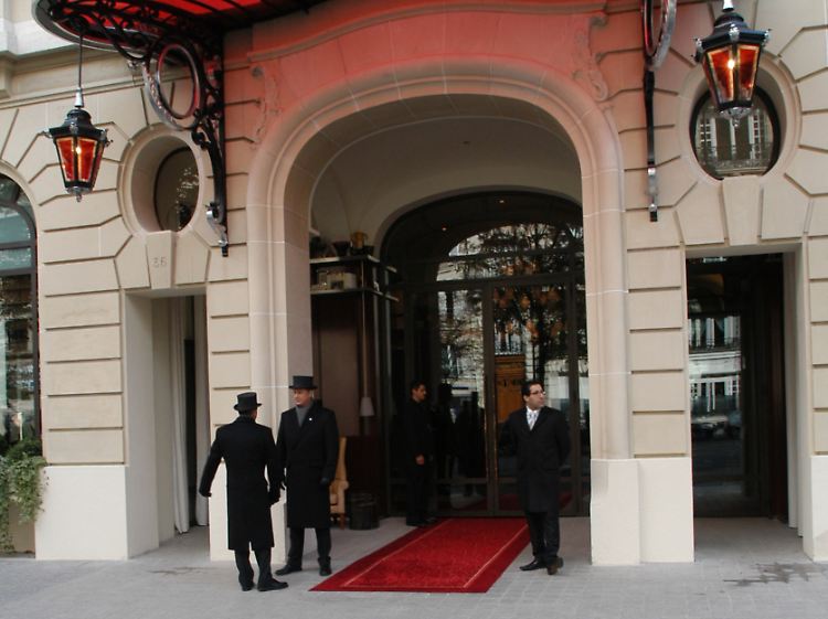 Der Eingang des Hotels "Le Royal Monceau" in der Avenue Hoche in Paris.