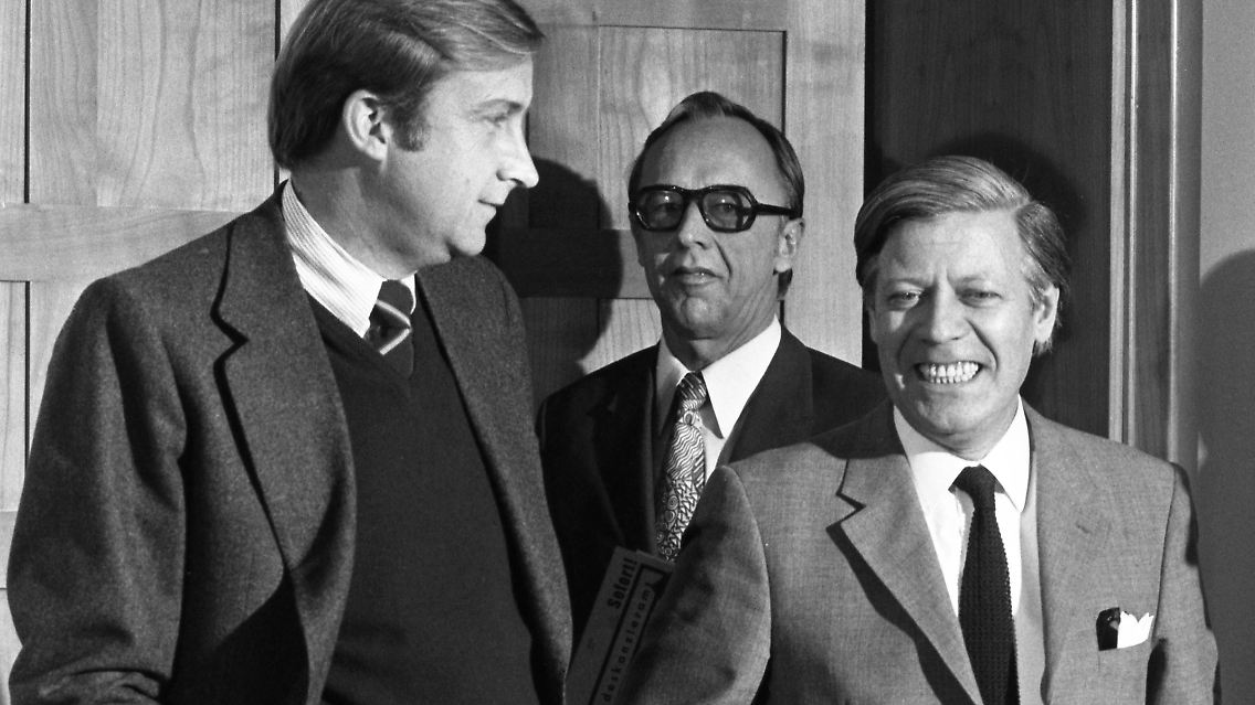 Nach der Wiedervereinigung ist Detlev Rohwedder (im Bild: 1974 mit Kanzler Helmut Schmidt) einer der mächtigsten Männer der wiedervereinigten Republik.