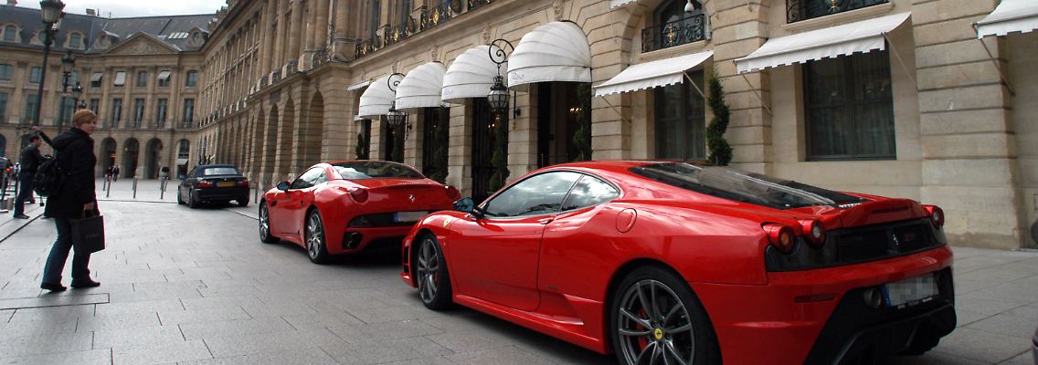 Luxuautos vor dem Hotel "Ritz" an der Place Vendôme in Paris.