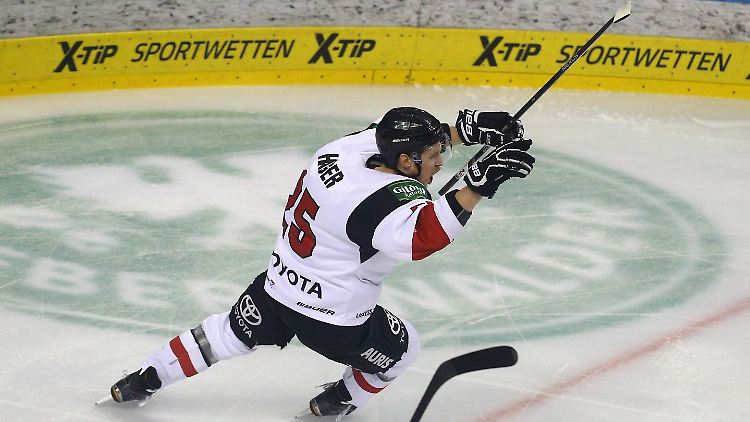 Die Kölner Haie um Patrick Hager bejubeln den Einzug ins DEL-Halbfinale.