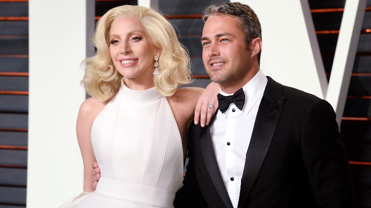 Bei einer Oscar-Party vor etwa einem Monat zeigten sich Lady Gaga und Taylor Kinney schwer verliebt.