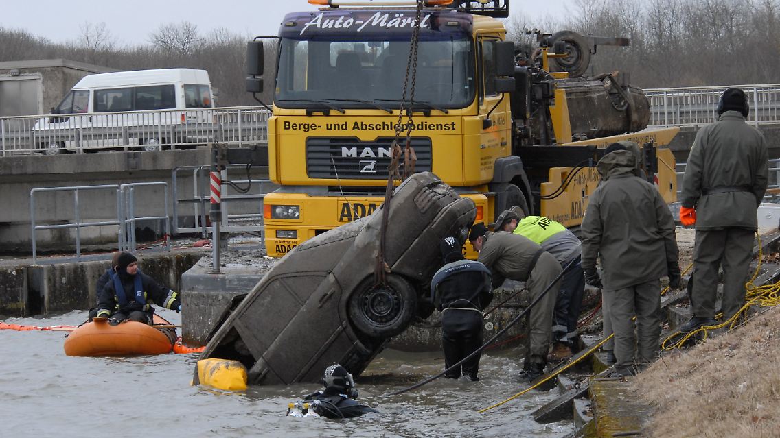 Das Fahrzeug, in dem zuvor die Leiche des Bauern gefunden wurde, wird aus der Donau bei Bergheim (Oberbayern) gezogen (Archivfoto vom 10.03.2009).