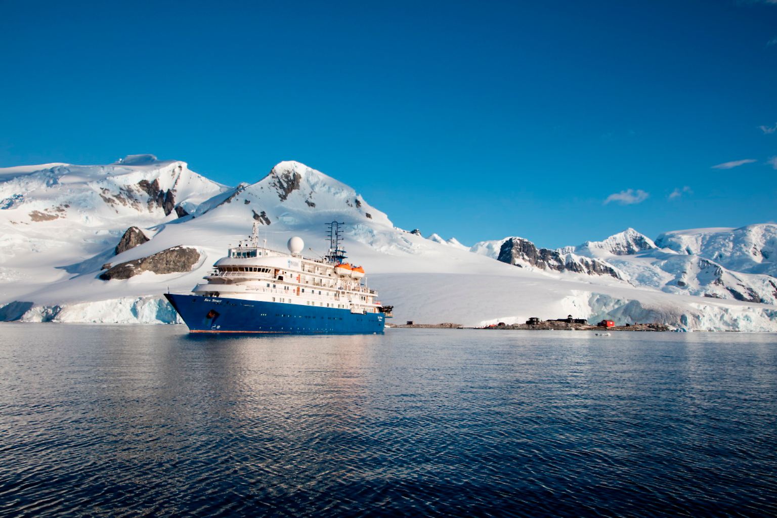 Touristen und Abenteurer können die Antarktis auf Expeditionsschiffen erkunden. Sie haben weniger den Charakter einer Kreuzfahrt als den einer Entdeckungsreise. Die robusten Boote steuern spektakuläre Naturschauspiele und Kolonien mit Wildtieren an. 
