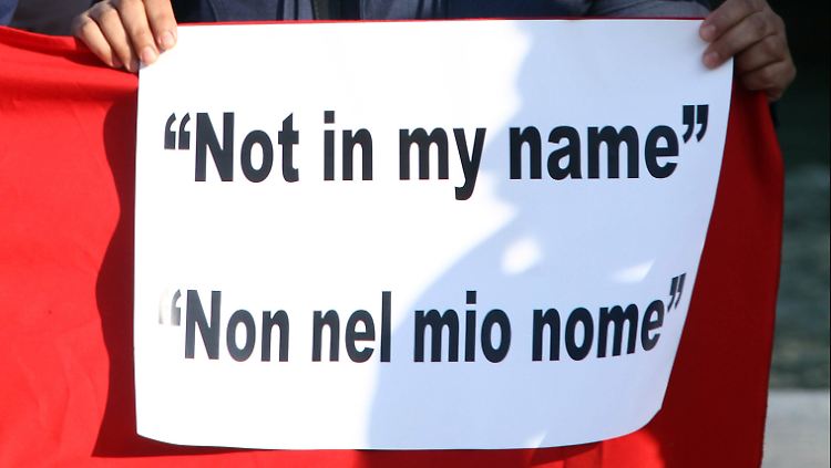 Marokkanische Muslime wenden sich hier in Venedig gegen den Terror.