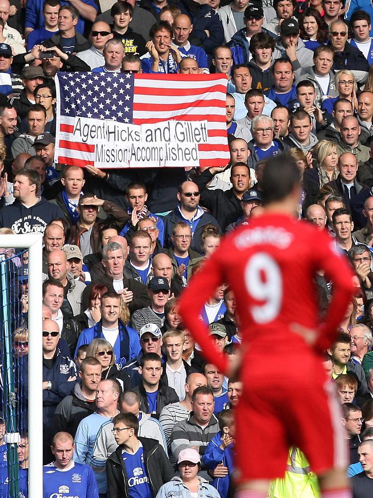Everton-Fans verspotten Liverpools-Starstürmer Fernando Torres. Der Spanier ist wie seine Klubkollegen komplett außer Form.