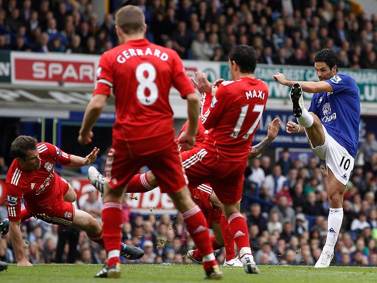 Perfekte Schusshaltung: Mikel Arteta erzielt das 2:0 für Everton und entscheidet damit das 214. Merseyside-Derby.