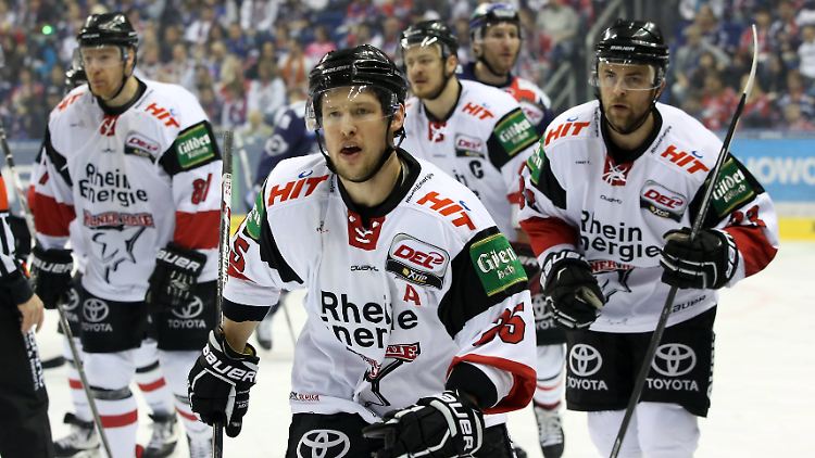Die Kölner Haie rund um Patrick Hager (vorn) waren erst am Ostermontag ins Halbfinale um die deutsche Eishockeymeisterschaft eingezogen.