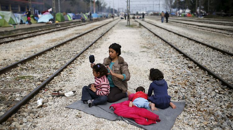 Diese Mutter blockiert mit ihren Kindern die Bahngleise am Grenzübergang Idomeni. Sie gehört zu den vielen Flüchtlingen, die noch Hoffnung haben, dass der Grenzübergang geöffnet wird.
