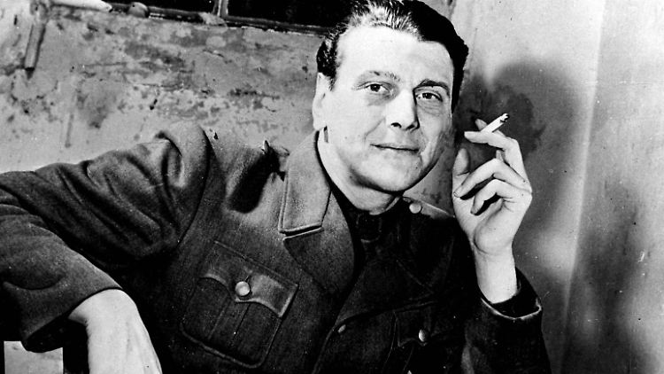 Otto Skorzeny, hier 1947 im Nürnberger Gefängnis, hatte auffällige Narben auf der linken Gesichtshälfte.