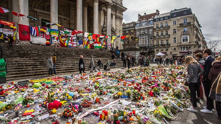 Ein Meer aus Blumen: Die Menschen gedenken am Börsenplatz in der Brüsseler Innenstadt den Terroropfern.