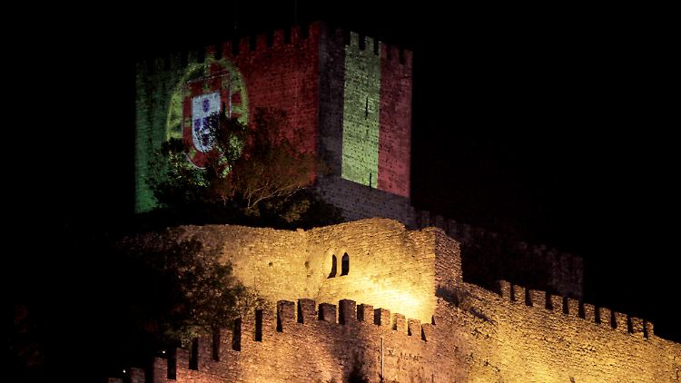 Die Burg von Leiria wurde in den belgischen Nationalfarben angestrahlt.