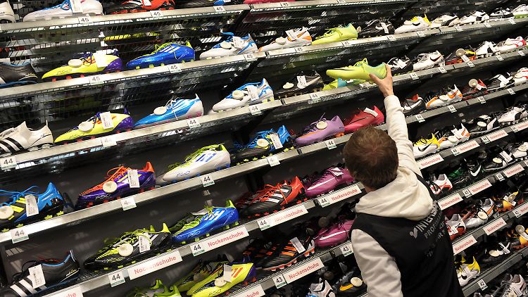 Der Fachhandel als Absatzmarkt für angesagte Sportartikel der Marken Nike und Adidas soll künftig limitiert werden.
