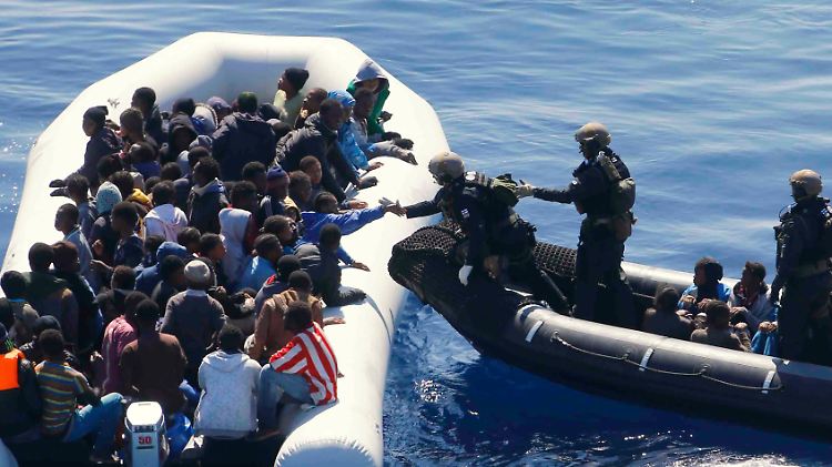 Auch die Bundeswehr rettete dieser Tage über 100 Menschen aus dem Mittelmeer.