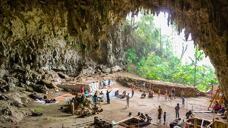 Ausgrabungsarbeiten in der Liang-Bua-Höhle auf Flores. Dort wurden 2003 die Überreste von Individuen des Homo floresiensis entdeckt.