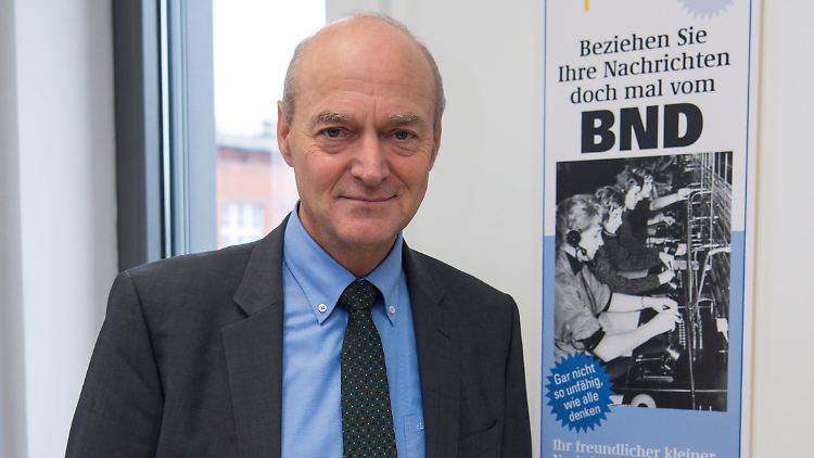 "Beziehen Sie ihre Nachrichten doch mal vom BND": Ob der Geheimdienst mit diesem Plakat versucht, sein Negativimage loszuwerden?