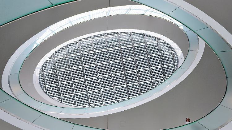 Blick zum Photovoltaikdach im Lichthof des neuen Verwaltungsgebäudes des Solartechnikherstellers SMA