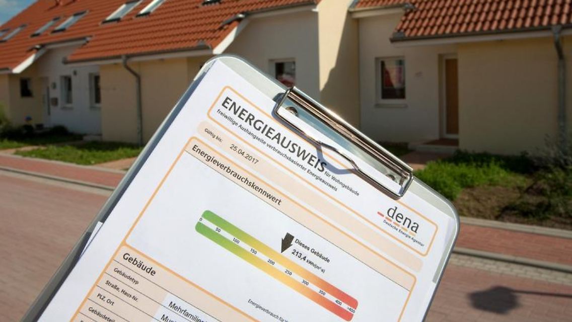 Interessenten sollten sich nicht mit dem Deckblatt des Energieausweises zufrieden geben - die wichtigen Kennzahlen stehen auf den nächsten Seiten.