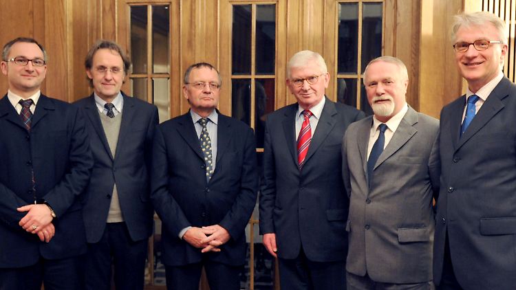 Ernst Uhrlau, einstiger Präsident des Bundesnachrichtendienstes (3. v. r.) muss mit einem vernichtenden Urteil über den BND leben - die Historiker Bodo Hechelhammer, Klaus-Dietmar Henke, Jost Dülffer, Rolf-Dieter Müller (2. v. r.) und Wolfgang Krieger halten ihn für in weiten Teilen unfähig.