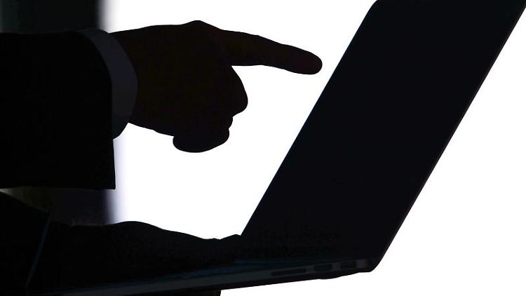 Die digitale Arbeitswelt ermöglicht es Arbeitgebern, ihre Mitarbeiter zu überwachen. Gesetzliche Datenschutz-Regelungen für Unternehmen reichen bisher nicht aus.  