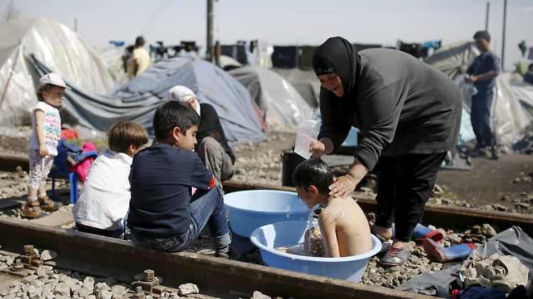 Szene aus Idomeni. Die Flüchtlinge hoffen immer noch, dass sich die Grenze in Richtung Norden öffnet.