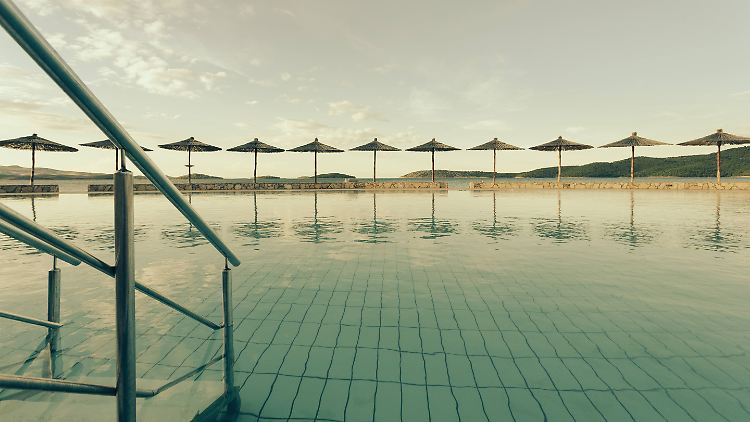 Luxuriöse Pools mit Ausblick gibt es weltweit - allerdings muss man dafür auch viel Geld zahlen. 
