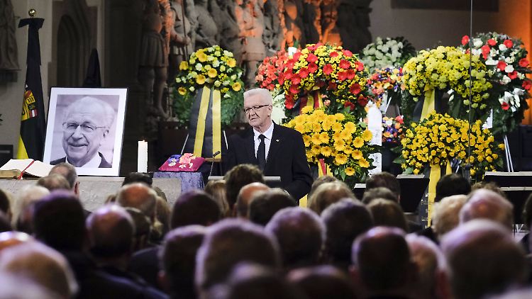 Ministerpräsident Windfried Kretschmann würdigt den verstorben Lothar Späth.