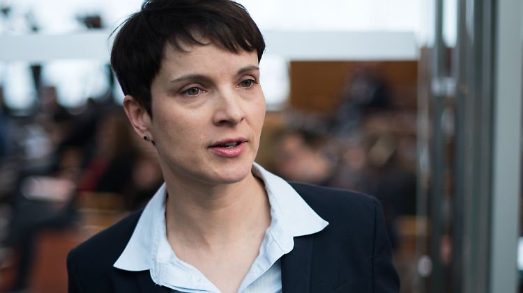 AfD-Chefin Frauke Petry muss sich in Sachen Vertrauenswürdigkeit Horst Seehofer geschlagen geben. 