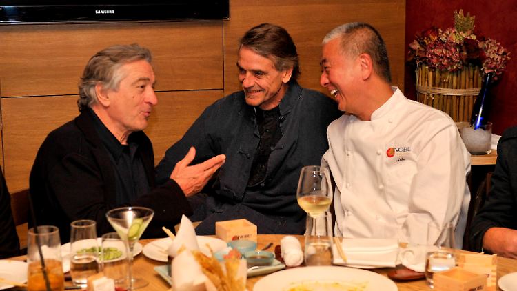 Robert De Niro mit Jeremy Irons und dem japanischen Meisterkoch Matsuhisa im Nobu-Restaurant.