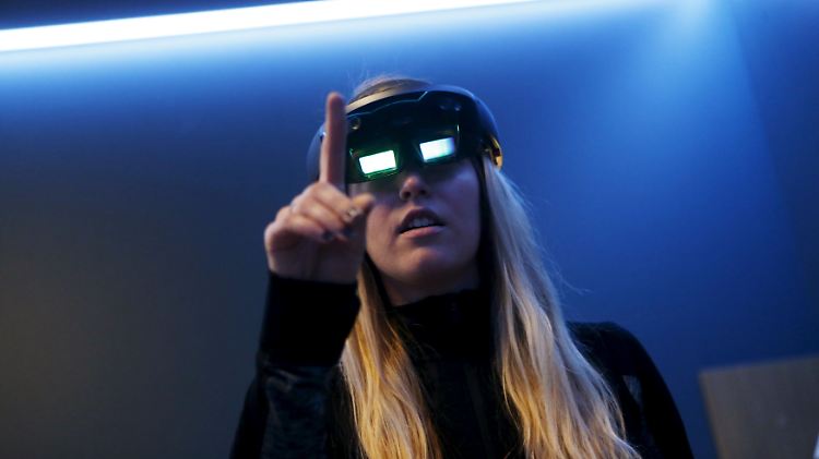 Die AR-Brille HoloLens war der optische Höhepunkt beim Start von Microsofts Entwicklerkonferenz BUILD.