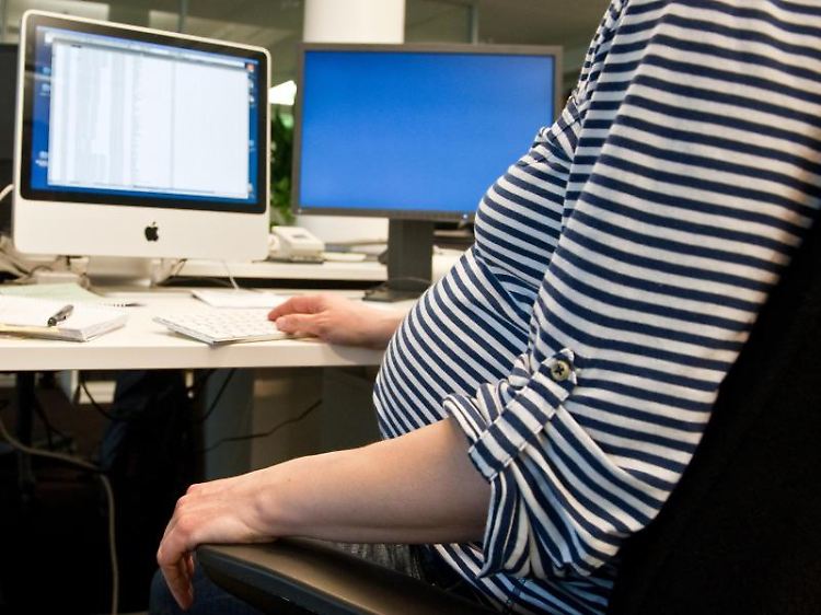 Das Mutterschutzgesetz schützt Schwangere: Müssen sie im Job ständig sitzen, sieht es zum Beispiel vor, dass ihr Arbeitgeber ihnen kurze Arbeitsunterbrechungen ermöglichen muss.