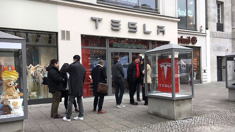 Am Donnerstag um 9.30 Uhr vor dem Tesla-Store in Berlin. Käufer des neuen Model 3 versammeln sich. Unter ihnen Elmar Neumann (mit rotem Schal).