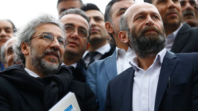 Die angeklagten Journalisten Can Dündar und Erdem Gül