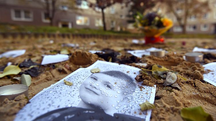 Bilder des toten Elias in einen Sandkasten des Potsdamer Wohngebietes "Am Schlaatz" nahe dem Wohnhaus des Kindes.