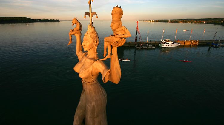 Die Imperia ist das Wahrzeichen von Konstanz. Das Bildnis zeigt eine Prostituierte, die Kaiser und Papst auf Händen trägt.