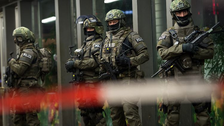 Deutsche Polizisten patrouillieren nach der Terrorwarnung am Silvesterabend am Hauptbahnhof in München.