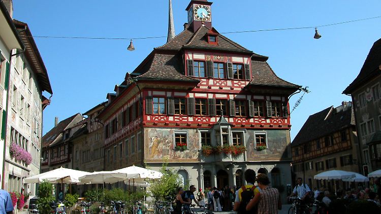 Besonders im Sommer drängen sich die Radlergruppen durch die engen Gassen von Stein am Rhein.