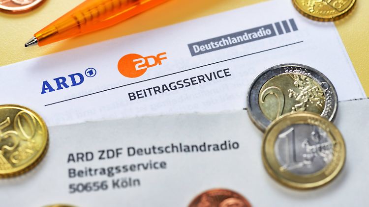Die Beschwerdeführer halten es für verfassungswidrig, dass der Beitrag auch dann bezahlt werden muss, wenn in einem Haushalt weder Fernseher noch Radio vorhanden sind.