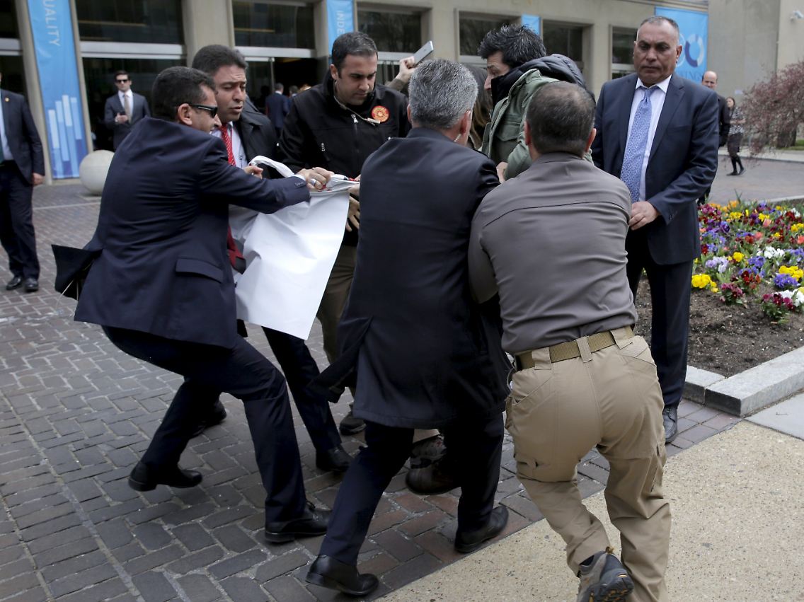 Türkische Sicherheitskräfte gehen gegen Demonstranten vor. Das ist nicht weiter ungewöhnlich - die Tatsache, dass sich die Szenen in Washington abspielten allerdings schon.