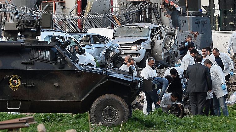 Trümmerteile liegen nach dem Bombenanschlag in Diyarbakir weit verstreut. 