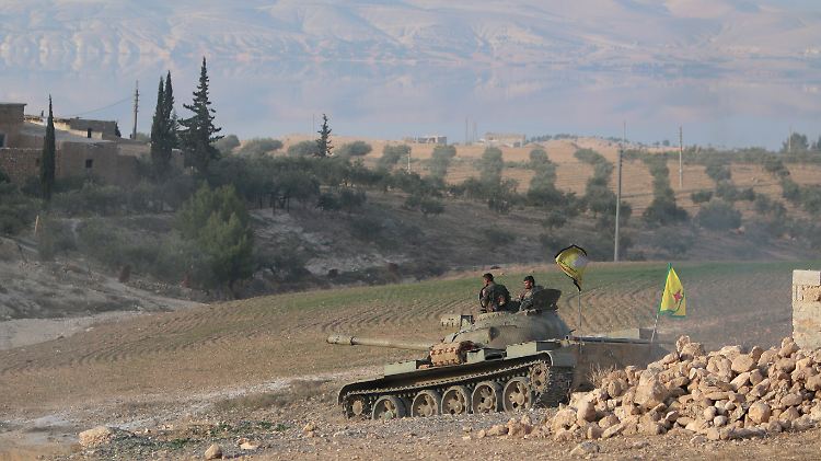 Kurdische und arabische Kämpfer rücken mit Unterstützung von Luftangriffen auf Rakka vor.