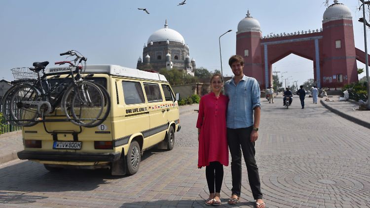 Mit ihrem Bus stoßen die beiden Deutschen auf begeisterte Pakistaner - die sind Touristen kaum gewohnt.