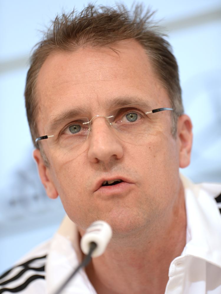 Tim Meyer ist Ärztlicher Direktor und Leiter des Instituts für Sport- und Präventivmedizin an der Universität Saarbrücken. Er betreut außerdem die deutsche Fußballnationalmannschaft der Männer.