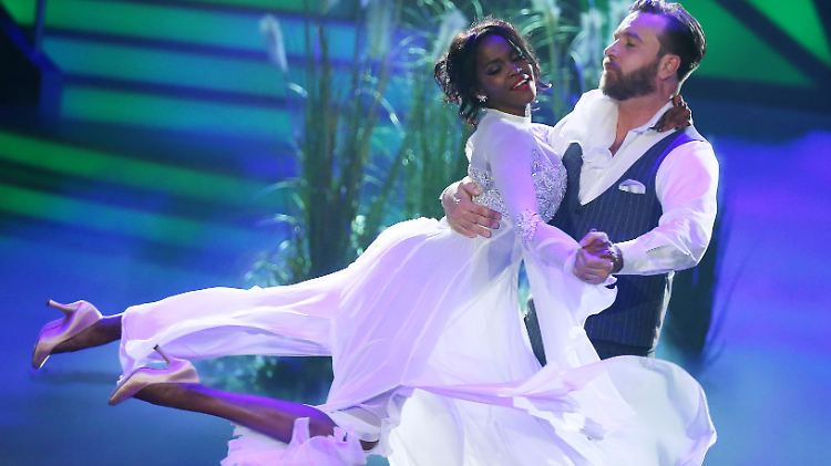 Auch wenn sie zusammen eine gute Figur machen: Für Niels Ruf und Tanzpartnerin Oti Mabuseist die Show vorbei.
