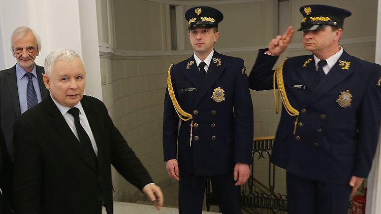 Die graue Eminenz im Hintergrund: PiS-Parteichef Jaroslaw Kaczynski (l).