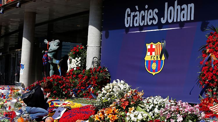 Mit 90.000 Pappschildern wollen die Zuschauern "ihrem" Johan Cruyff die letzte Ehre erweisen.