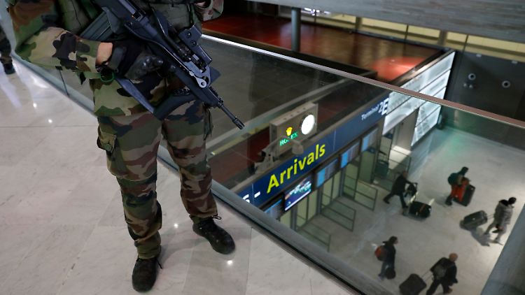 Die Sicherheitslage am Brüsseler Flughafen ist auch zwei Wochen nach den Anschlägen fraglich.