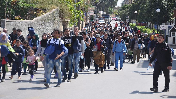 Flüchtlinge auf der Insel Chios haben das Aufnahmelager verlassen, damit sie nicht in die Türkei abgeschoben werden.