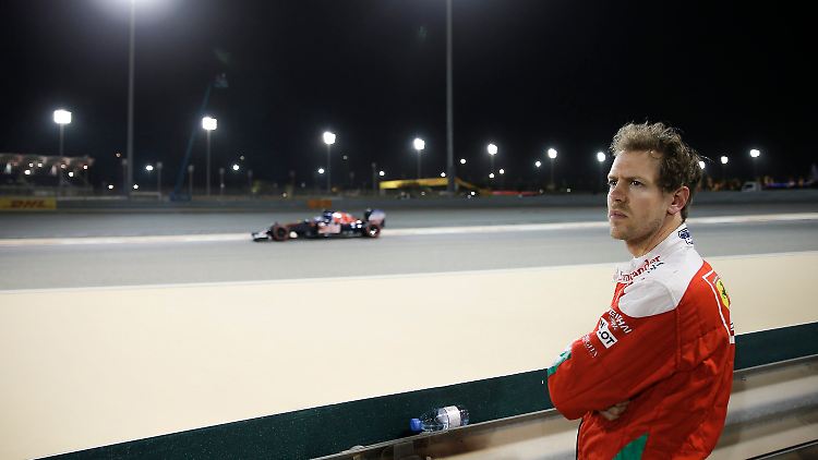 Sebastian Vettel hatte Probleme mit seinem Ferrari und musste ihn schließlich stehen lassen. Den Rest des 2. Trainings sah er sich vom Fahrbahnrand aus an.