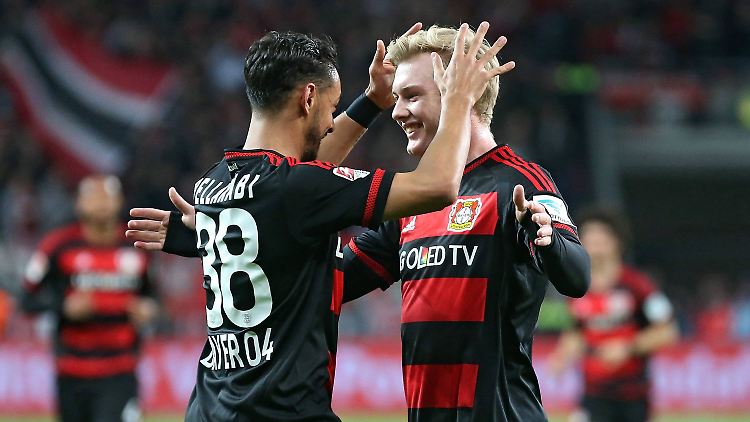 Die Leverkusener Karim Bellarabi und Julian Brandt bejubeln das Tor zum 1:0.