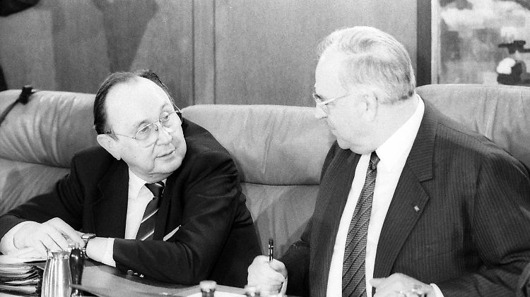Februar 1989: Bundeskanzler Helmut Kohl und sein Außenminister Hans-Dietrich Genscher.
